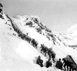 Prospecteurs franchissant le col Chilkoot en 1898