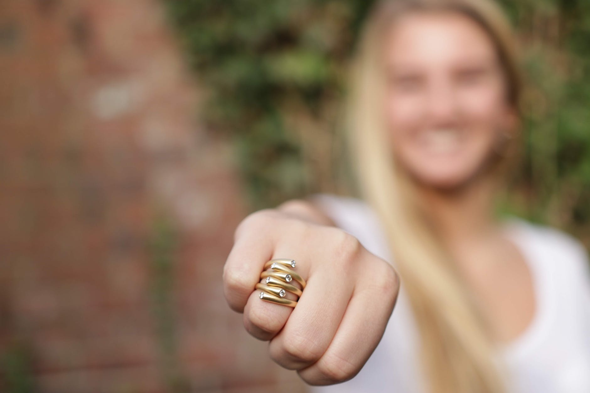 Wearing gold. Женский кулак. Кольцо личность. Красивый женский кулак фото. Wear Ring.