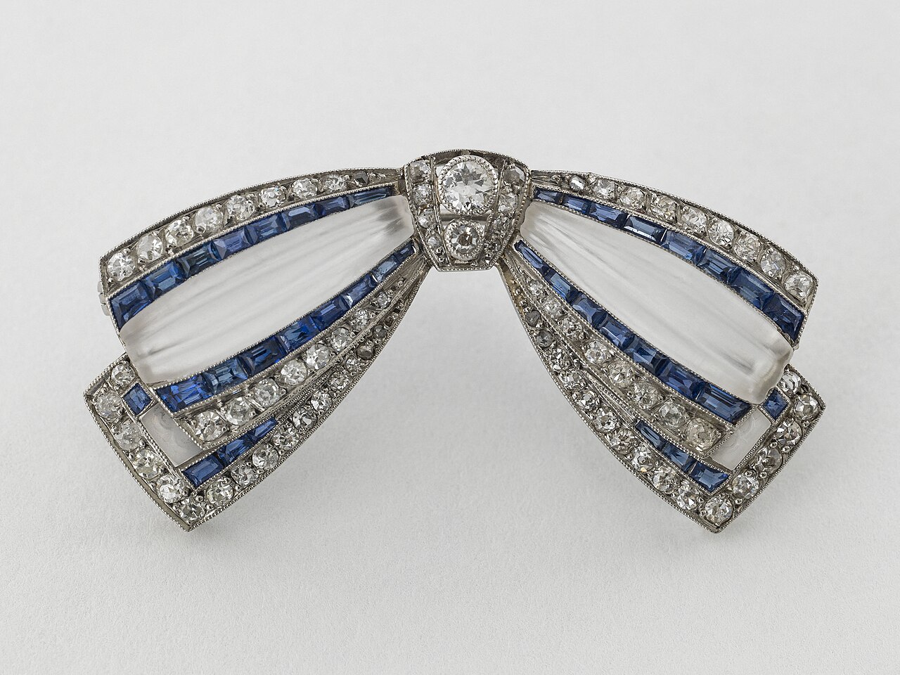 Broche en forme de nœud, bijou ancien de la maison Cartier